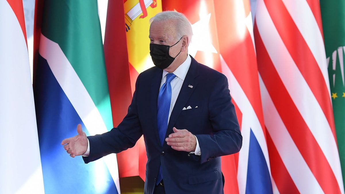 Na zdjęciu Joe Biden na tle flag kliku państw