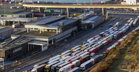 Brytyjskie media cytują polskiego kierowcę. Spędzi święta w ciężarówce