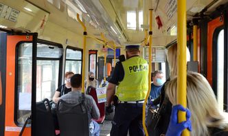 Maseczki i dystans. Mandaty się sypią, ale chorych przybywa