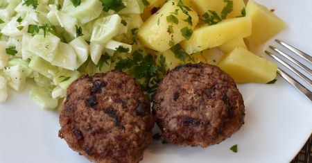 Zasada jest prosta, a mało kto zna. Kotlety mielone zawsze wyjdą pulchne i soczyste