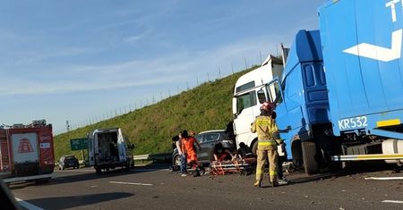 Zderzenie dwóch ciężarówek na drodze ekspresowej S17. Zablokowana trasa w kierunku Warszawy