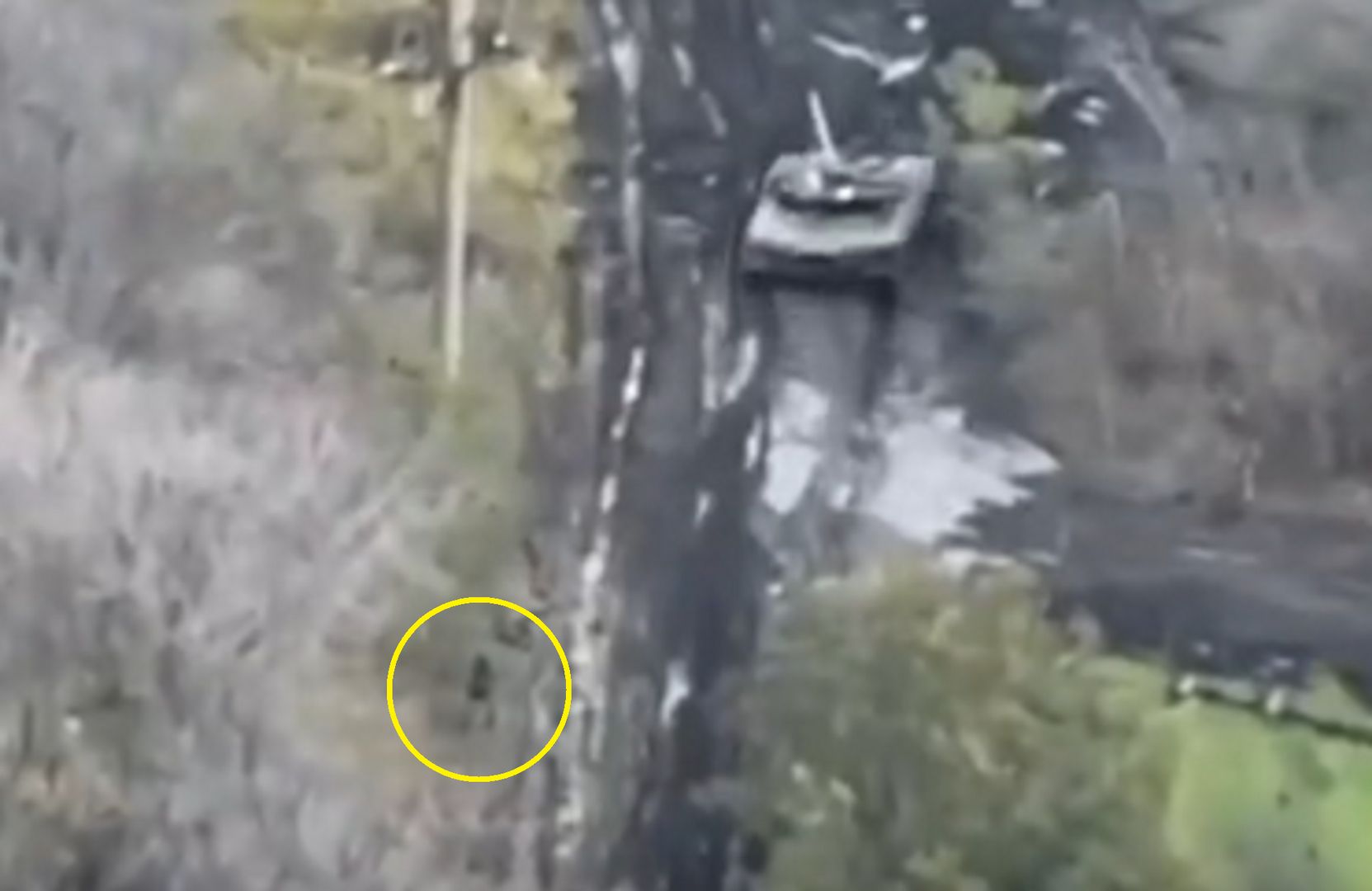 Ukraiński spadochroniarz kontra czołg. Dron nagrał "Dawida i Goliata"