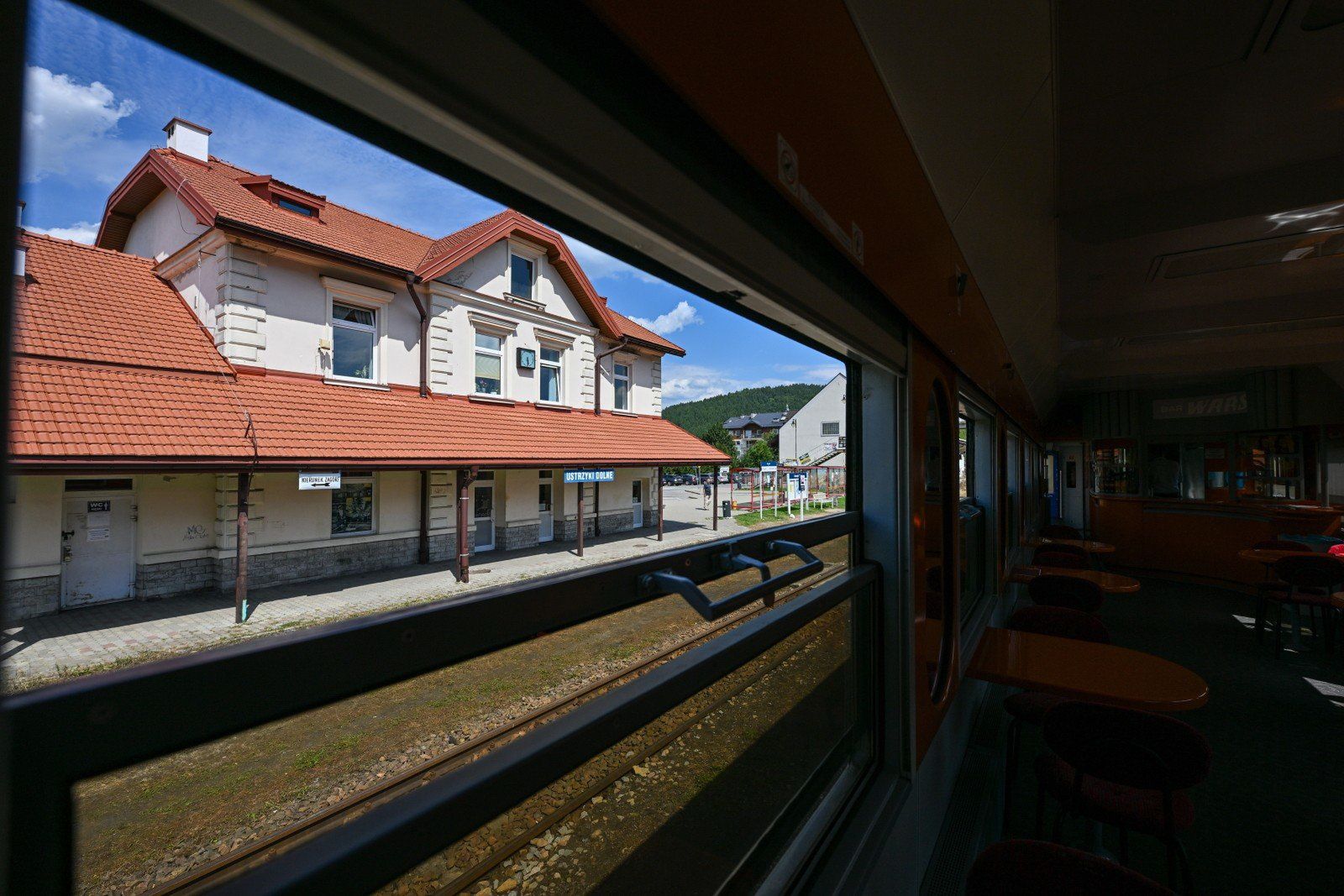 Kursujący z Jasła do Krościenka odrestaurowany &#34;Retro Express Bieszczady&#34; podczas postoju na stacji w Ustrzykach Dolnych, 10 bm.