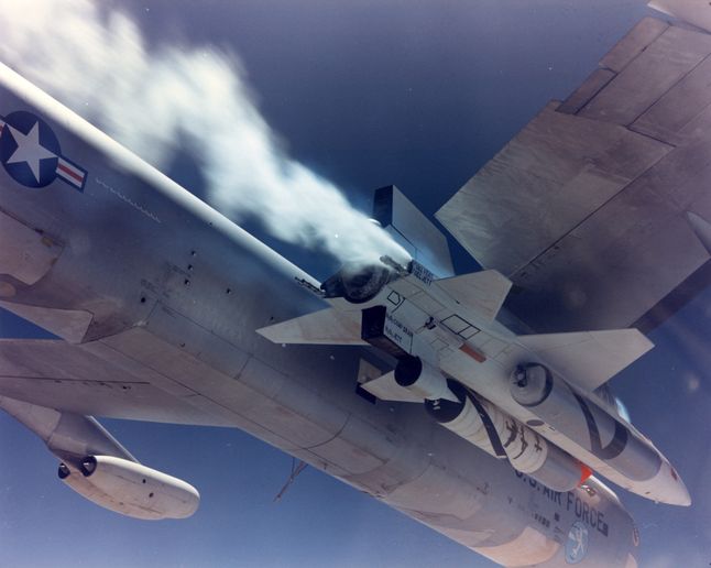 X-15A-2 pod skrzydłem B-52. Widoczne dodatkowe zbiorniki paliwa