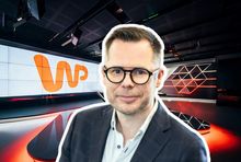 Jacek Świderski na tle studia WP, fot. mat. prasowe