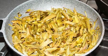 Ratuje wątrobę. To warzywo szybko trawi tłuszcz i obniża cholesterol