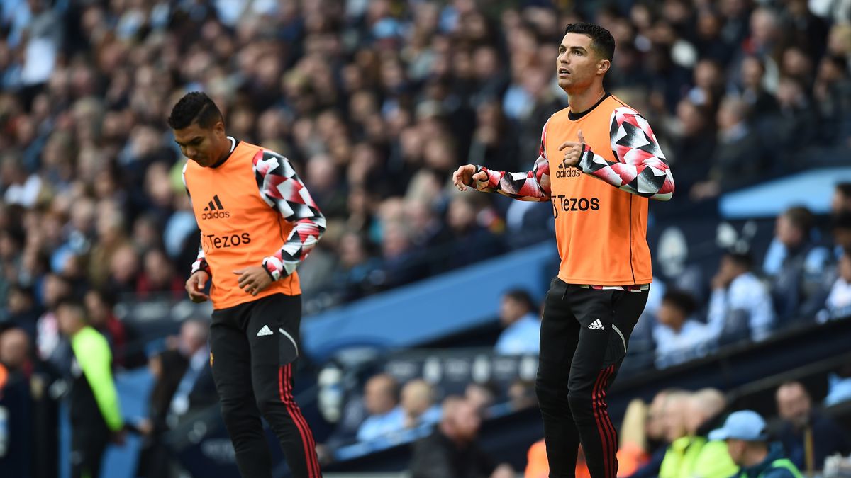 Casemiro (L) and Cristiano Ronaldo (R) of Manchester United warm up on the sidelines during the English Premier League soccer match between Manchester City and Manchester United at Etihad Stadium in Manchester, Britain, 02 October 2022. EPA/PETER POWELL EDITORIAL USE ONLY. No use with unauthorized audio, video, data, fixture lists, club/league logos or 'live' services. Online in-match use limited to 120 images, no video emulation. No use in betting, games or single club/league/player publications Dostawca: PAP/EPA.