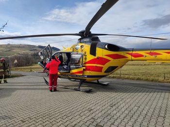Tragedia w Osieku. Dwóch nieletnich, po upadku z elektrycznej hulajnogi, doznało poważnych obrażeń.