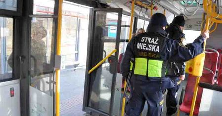 Warszawa. Z zanikiem pamięci jechała autobusem. Uratował ją święty obrazek