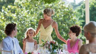 Luźne upięcia włosów na wesele dla mamy panny młodej, cioci, świadkowej czy przyjaciółki. Propozycje na romantyczne i eleganckie fryzury