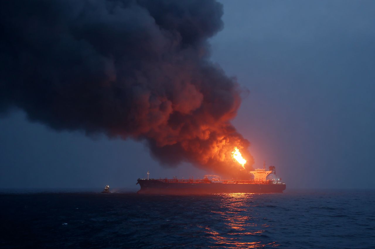 Płonący frachtowiec w strategicznej cieśninie. Atak rakietowy podgrzewa napięcie na światowym szlaku ropy
