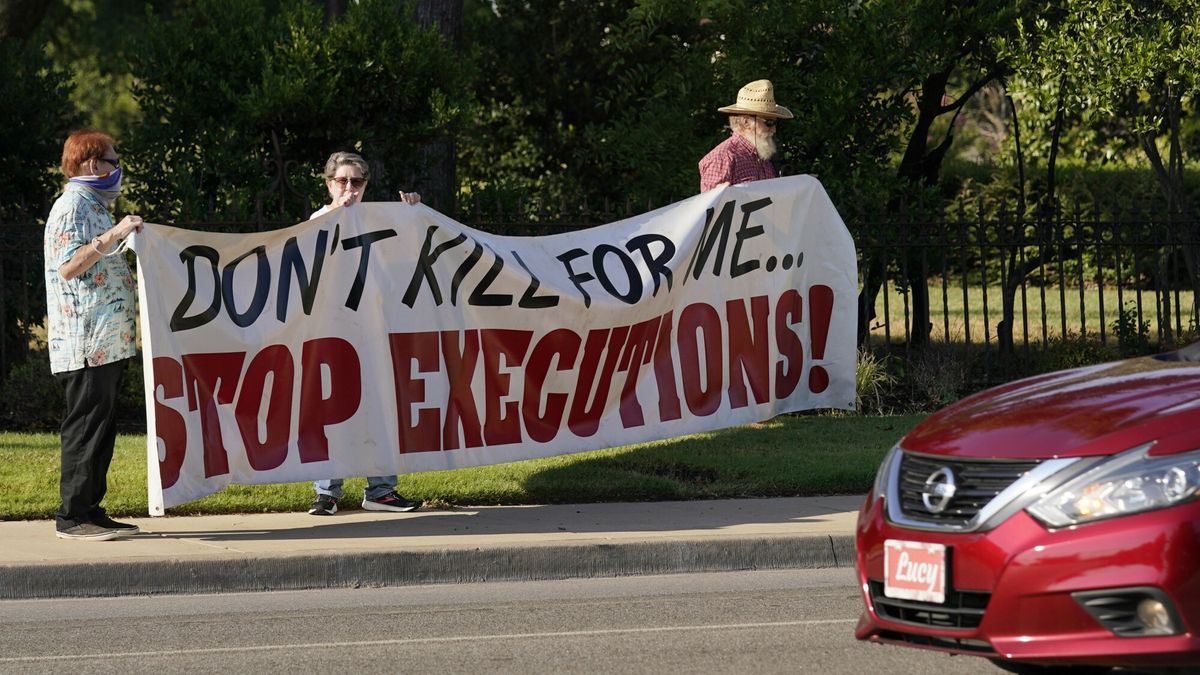 Temporary
Death penalty opponents hold a banner outside the Governor's mansion Thursday, Aug. 25, 2022, in Oklahoma City. Oklahoma executed James Coddington for a 1997 killing despite a recommendation from the state's Pardon and Parole Board that his life be spared. (AP Photo/Sue Ogrocki)
AP