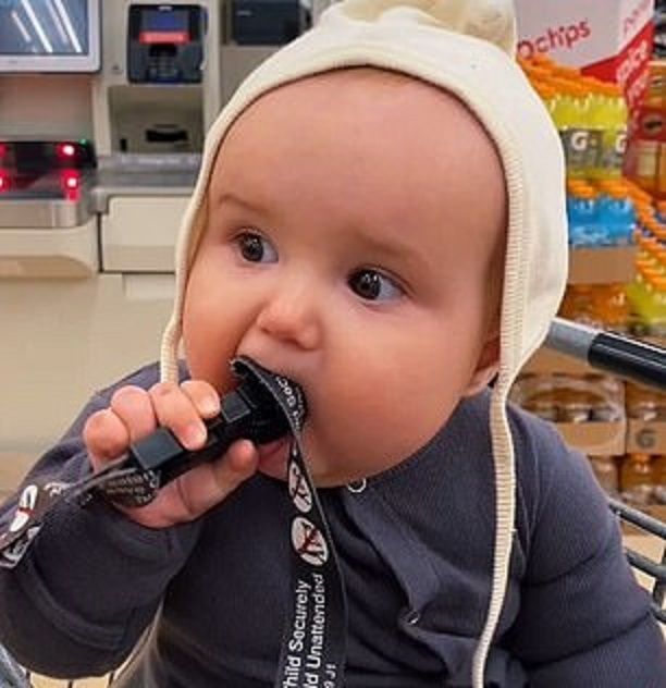 Fern wkłada zabezpieczenie wózka do ust