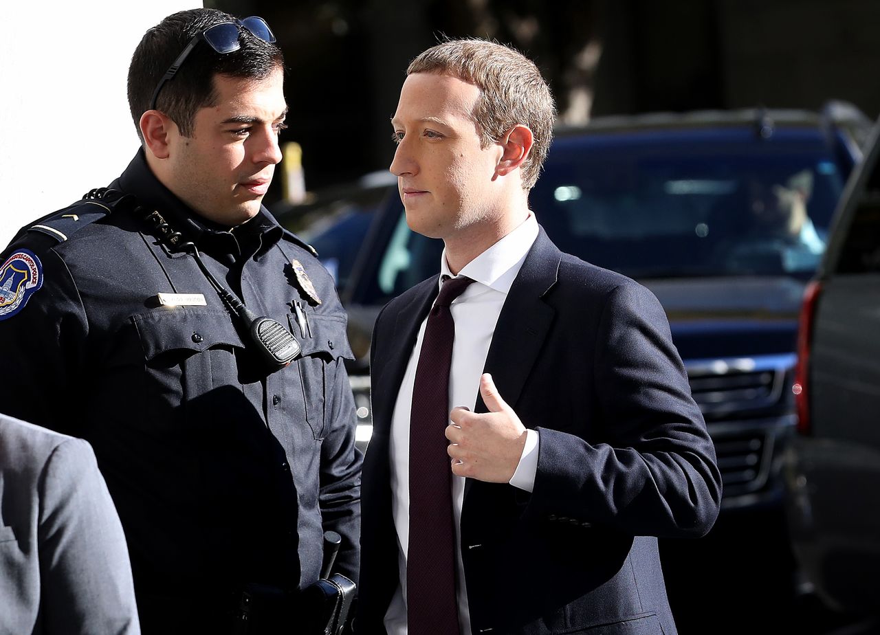 Mark Zuckerberg zmierzający na przesłuchanie w październiku 2020 roku. (Photo by Win McNamee/Getty Images)