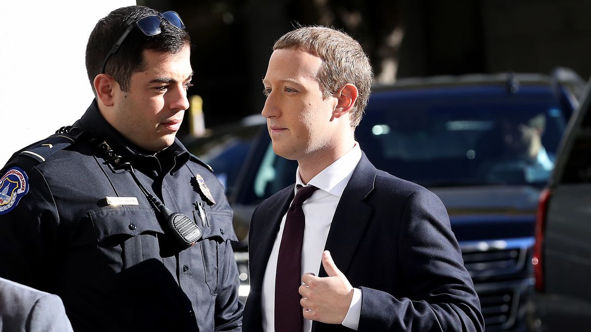 Mark Zuckerberg zmierzający na przesłuchanie w październiku 2020 roku.