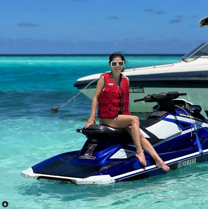 Katarzyna Cichopek pozuje na skuterze wodnym
