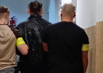 Byli uzbrojeni w kije i metalowe rurki. Pseudokibice usłyszeli zarzuty