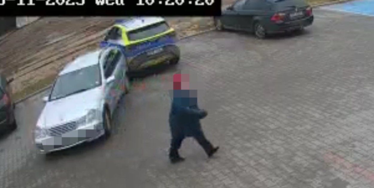 Lipnica: Auto stoczyło się na radiowóz. Kierowca uciekł z miejsca zdarzenia