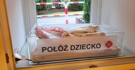 Oddała dziecko do okna życia. Teraz żałuje