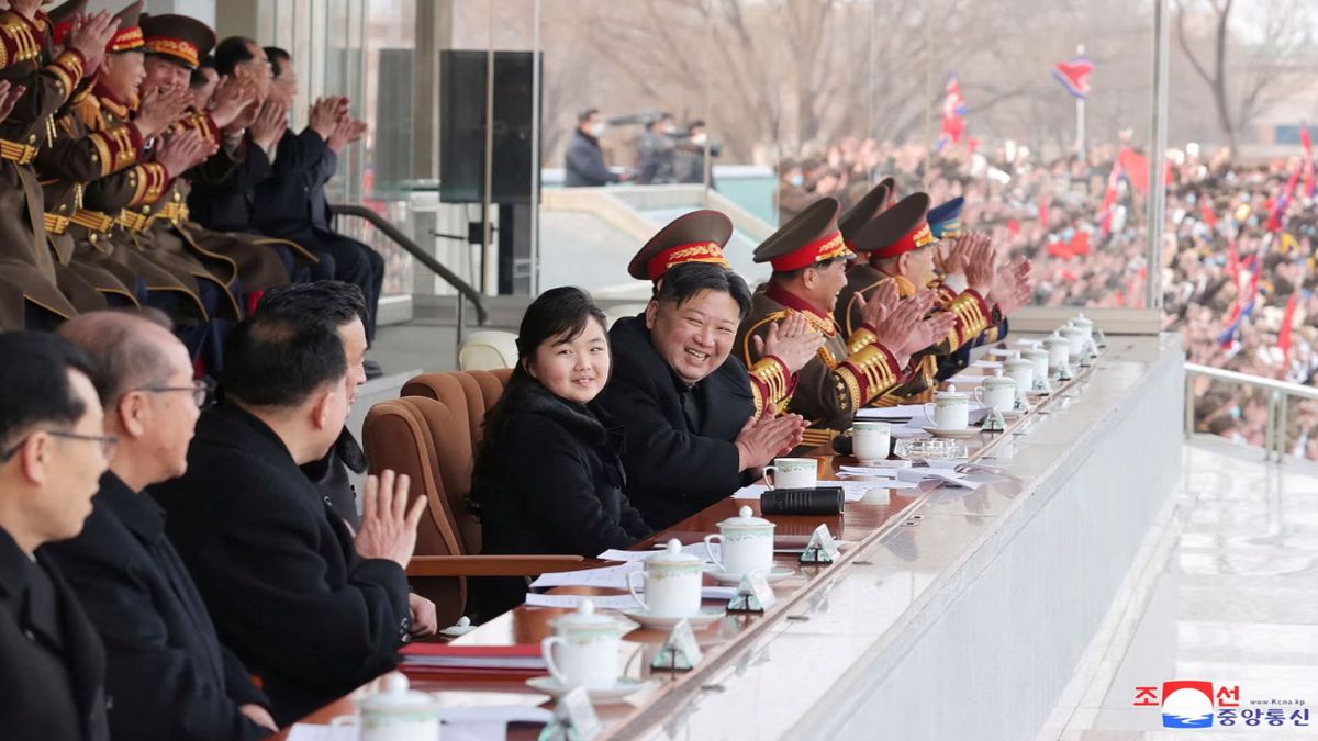 Kim Dzong Un nie żałuje czasu swojej córce. Dziewczynka często towarzyszy ojcu w trakcie publicznych wystąpień