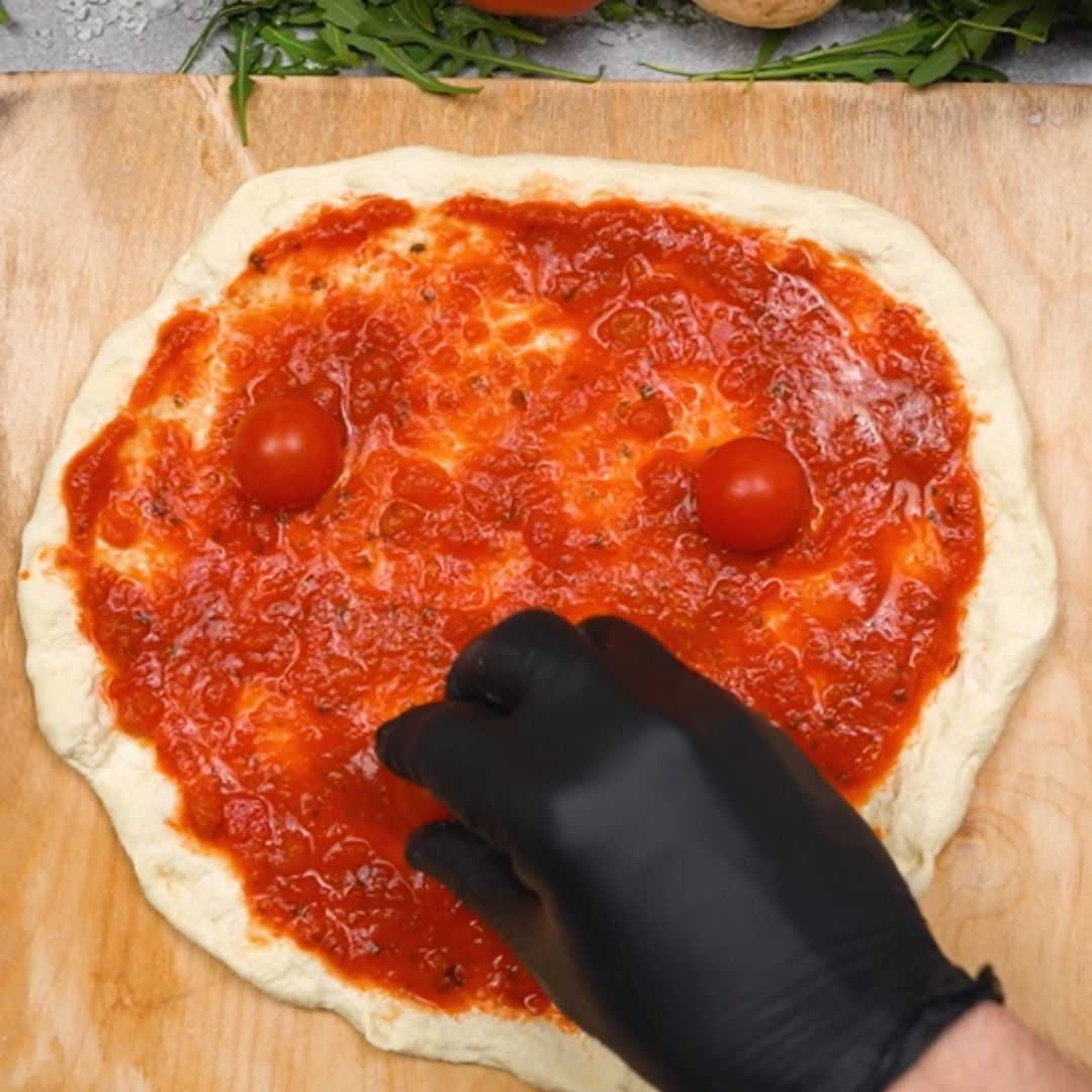 Jako kolejny element na pizzę trafiają pomidorki koktajlowe