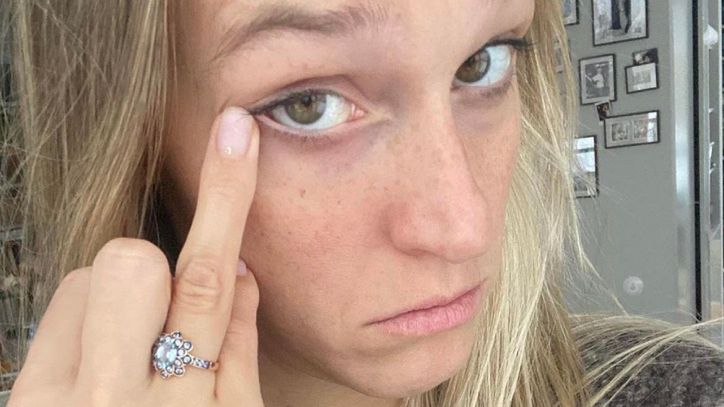 Aleksandra Żebrowska pozuje z pociechą na toalecie ze spuszczonymi spodenkami