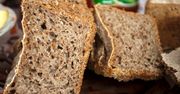 Upiecz i jedz chleb razowy. Wyczyści twoje jelita sprawnie jak miotełka