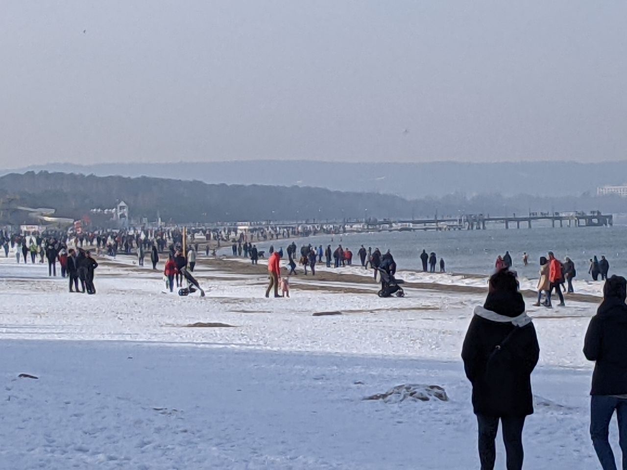 Tłumy na plaży w Brzeźnie w niedzielę, 21 lutego 2021 roku