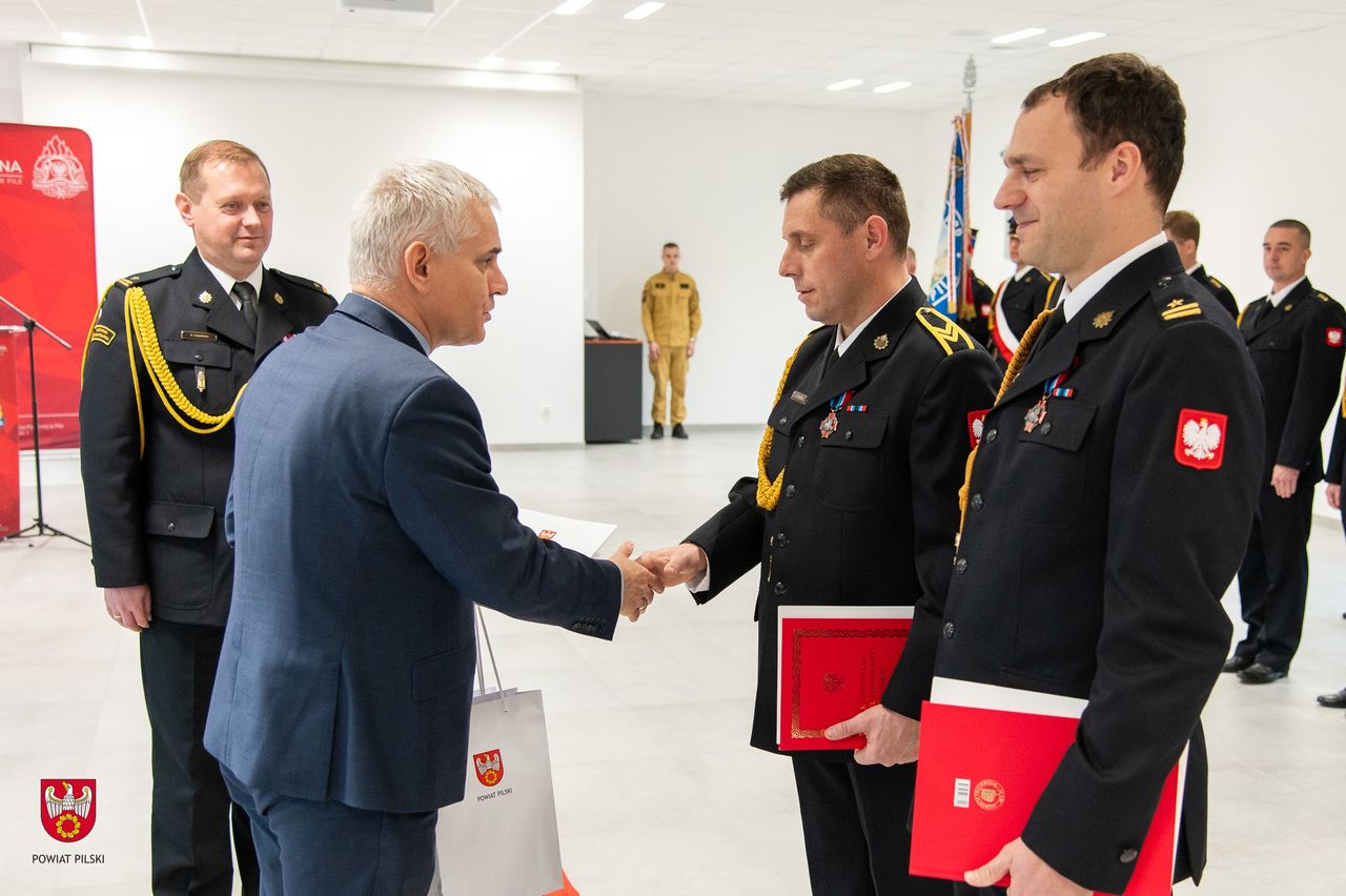Starosta uhonorował dwóch strażaków