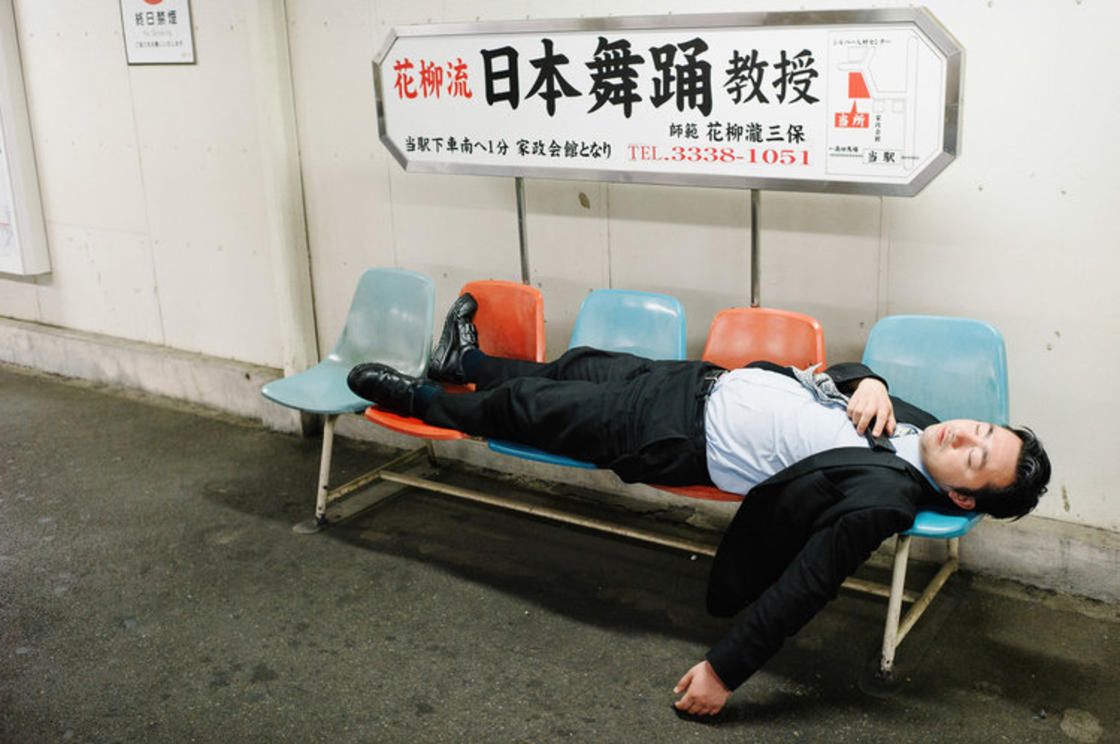 Pijani Japończycy zasypiają dosłownie wszędzie. Na zdjęciach ujął ich Lee Chapman