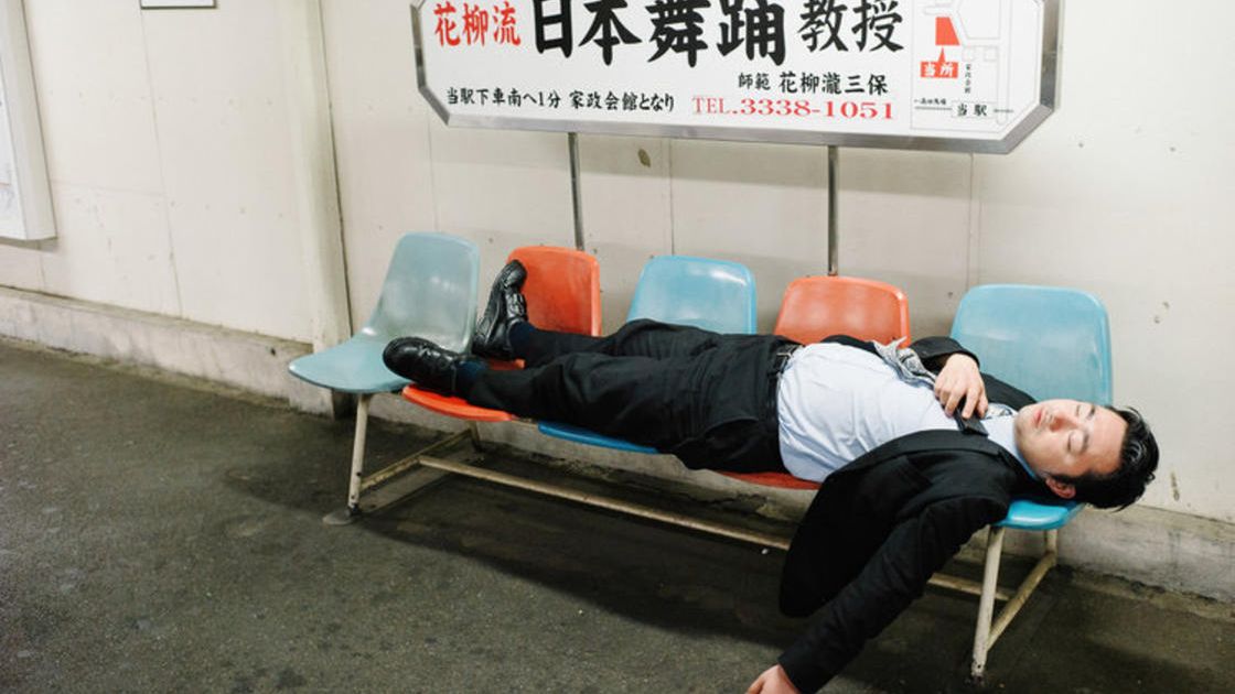 Pijani Japończycy zasypiają dosłownie wszędzie. Na zdjęciach ujął ich Lee Chapman 1