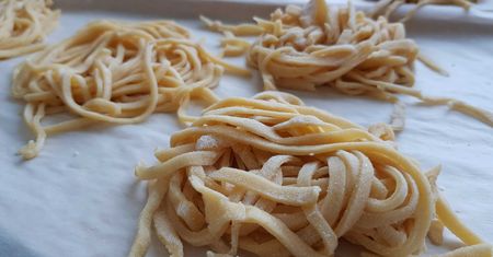 Domowy makaron - nie ma nic pyszniejszego! Ten niedrogi sprzęt bardzo ułatwi jego przygotowanie