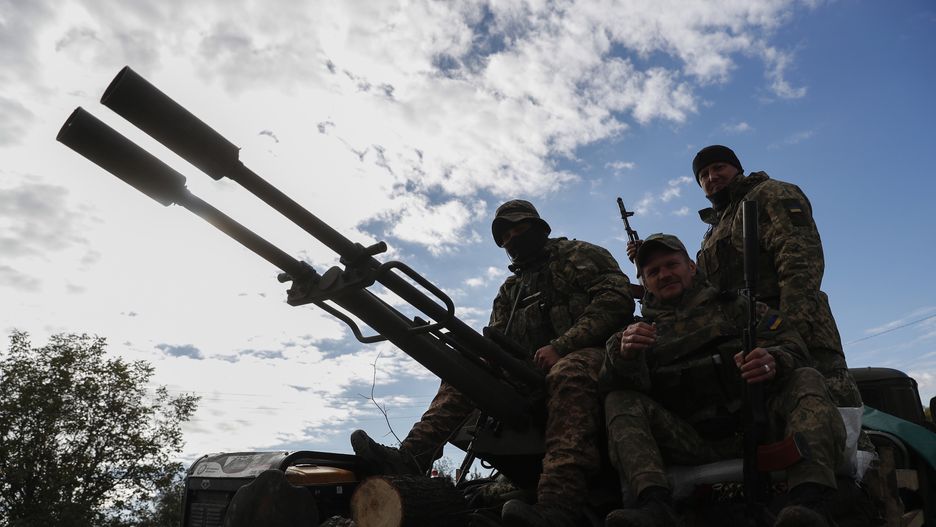 Ukrainian soldiers in Kamyanka village, close to the city of Izyum, Kharkiv region, Ukraine, 13 October 2022. Kharkiv and surrounding areas have been the target of heavy shelling since February 2022, when Russian troops entered Ukraine territory starting a conflict that has provoked destruction and a humanitarian crisis. EPA/ATEF SAFADI Dostawca: PAP/EPA.