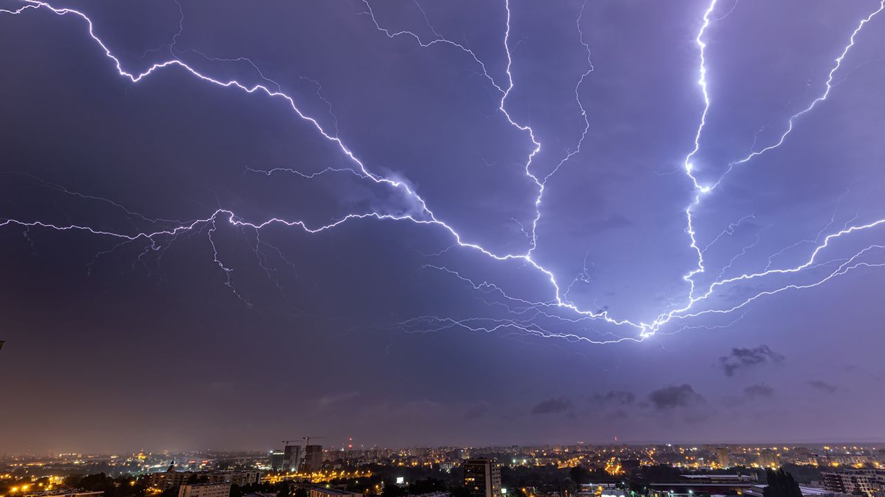 Burza w Bydgoszczy, 25 sekund naświetlania zdjęcia.
