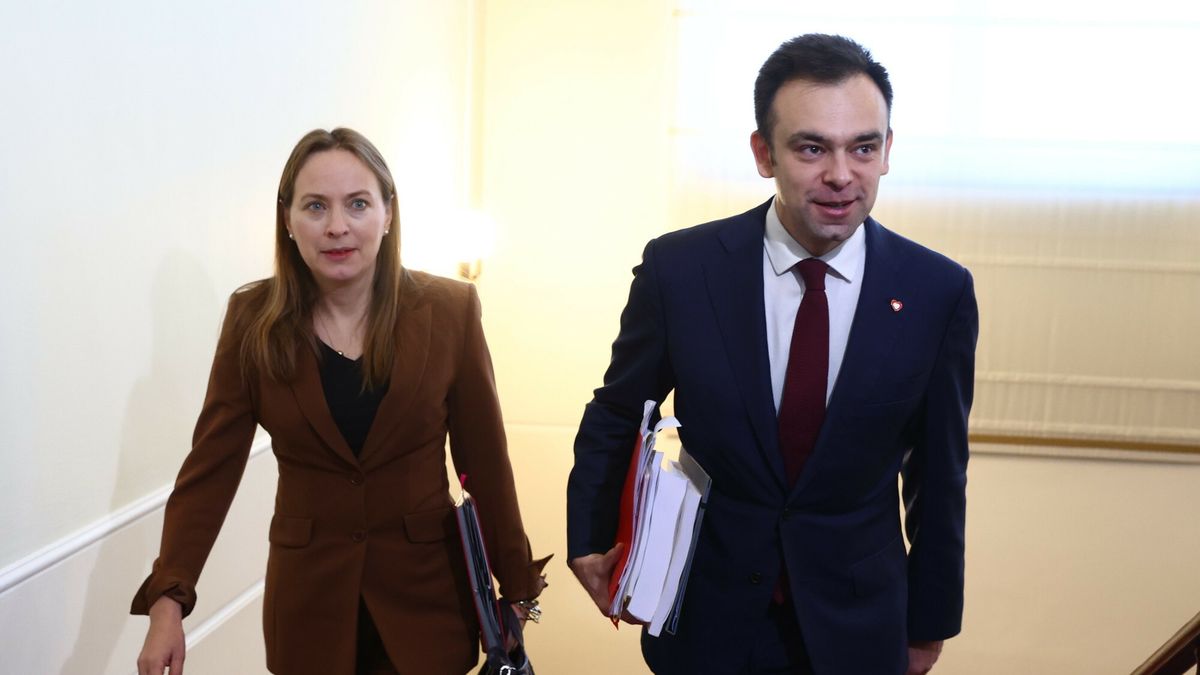 Katarzyna Pełczyńska-Nałęcz mówi o środkach z KPO. Obok niej minister finansów Andrzej Domański