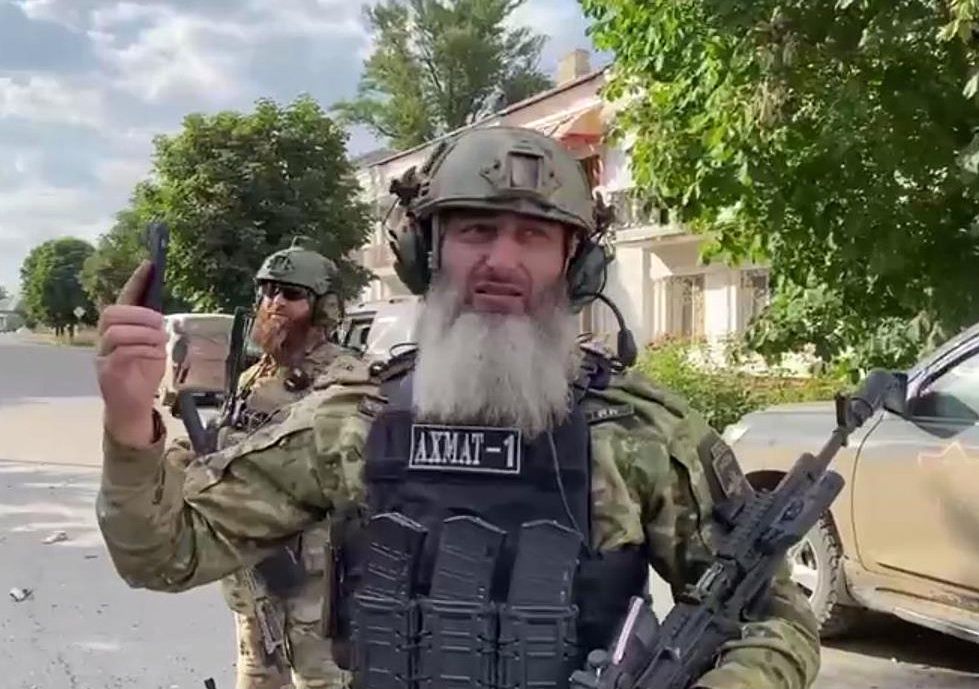 Wojna w Ukrainie. Żołnierze czeczeńskiego oddziału robią sobie zdjęcia po zdobyciu miasta Lisiczańsk