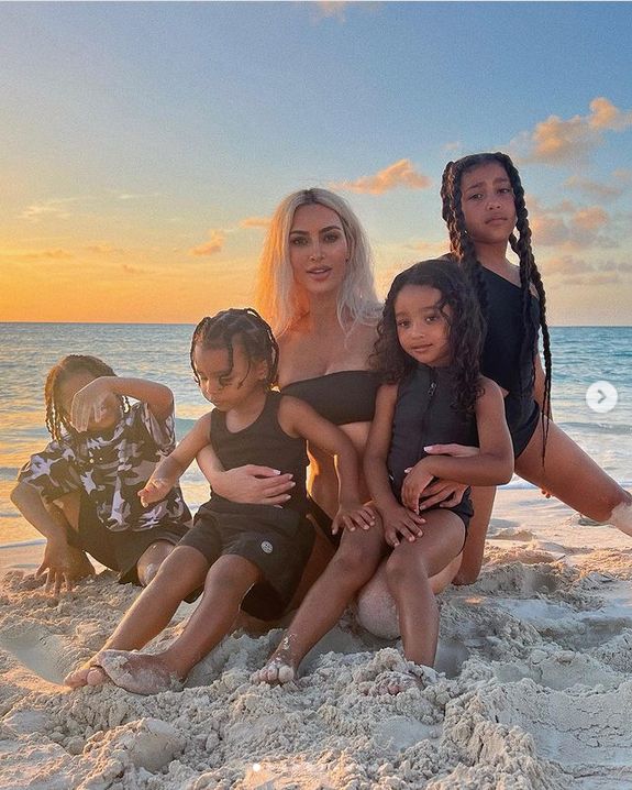 Kim Kardashian szaleje na plaży podczas sesji zdjęciowej z dziećmi