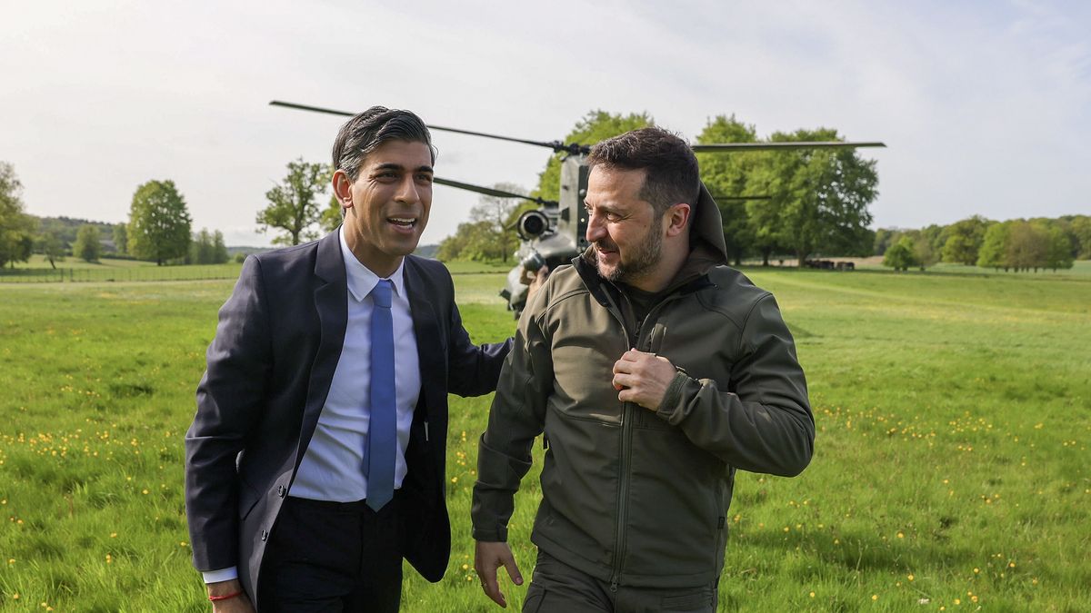 Britain's Prime Minister Sunak meets Ukraine's President Zelensky at Chequers
epa10628985 A handout photo made available by the British Prime Minister's Office No.10 Downing Street shows Britain's Prime Minister Rishi Sunak (L) welcoming Ukraine's President Volodymyr Zelensky at Chequers, the country house of the Prime Minister in Buckinghamshire, Britain, 15 May 2023. Zelensky is in Britain to discuss 'urgent support for Ukraine'.  EPA/SIMON DAWSON/NO 10 DOWNING STREET HANDOUT -- MANDATORY CREDIT: CROWN COPYRIGHT -- HANDOUT EDITORIAL USE ONLY/NO SALES 
Dostawca: PAP/EPA.
SIMON DAWSON/NO 10 DOWNING STREET HANDOUT