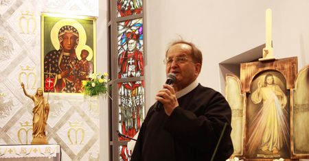 Cała Polska plotkuje o autach Rydzyka. Tak się tłumaczy. "Komedia"