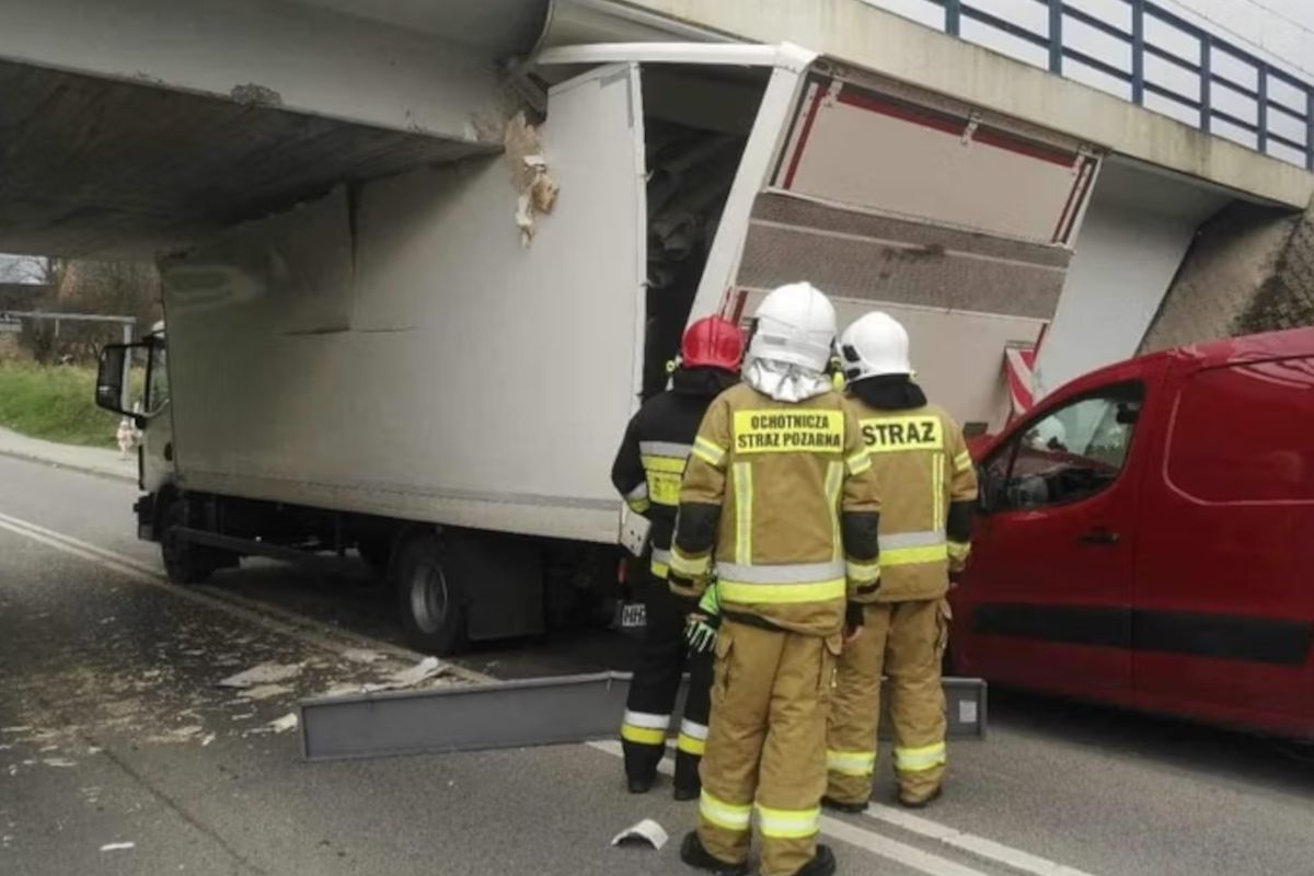 Myślała, że się zmieści. Fatalny błąd kierowcy ciężarówki