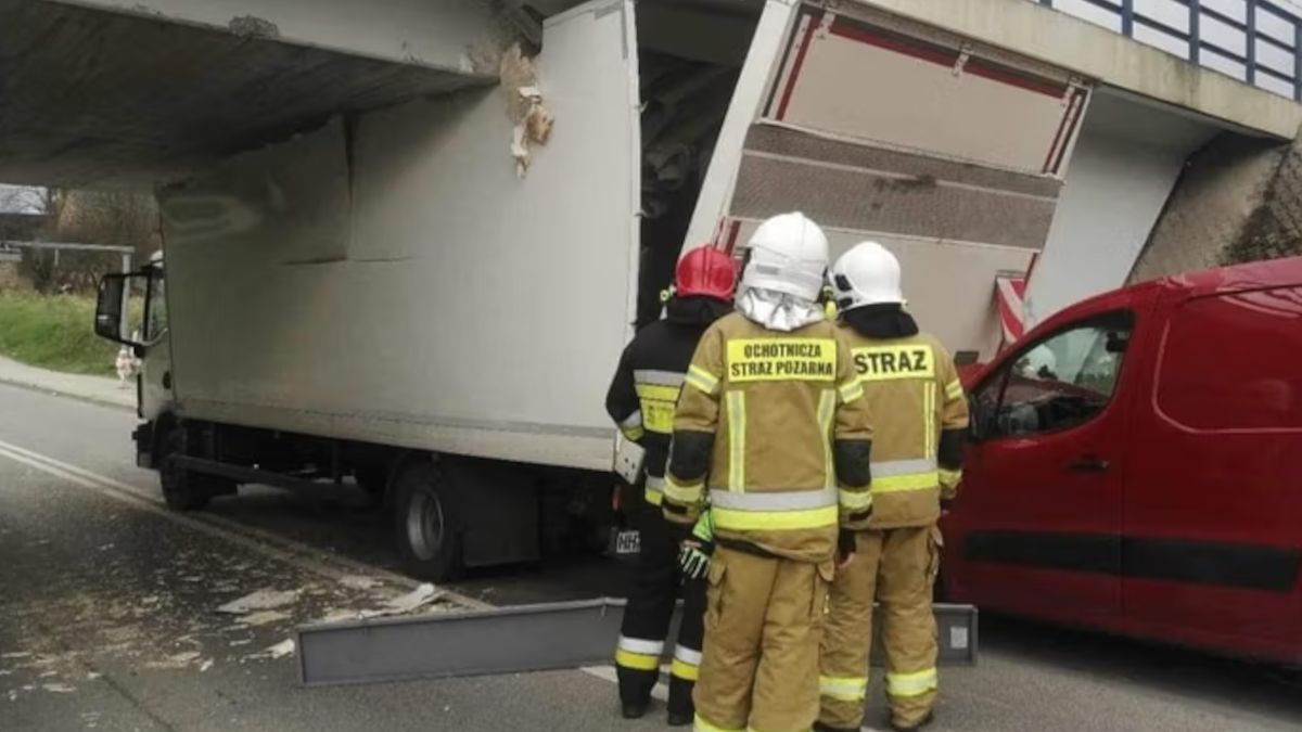 Ciężarówka utknęła pod wiaduktem.