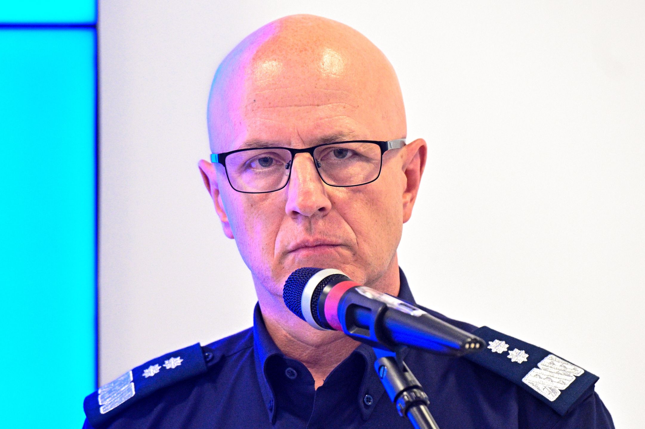 Warszawa, 20.07.2023. Komendant główny policji gen. insp. Jarosław Szymczyk podczas konferencji prasowej w Komendzie Głównej Policji w Warszawie, 20 bm. Briefing dot. sprawy kobiety, która trafiła na SOR w jednym z krakowskich szpitali po zażyciu tabletki poronnej. (ad) PAP/Radek Pietruszka
