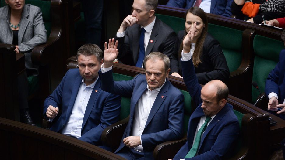 Warszawa, 28.11.2023. Przewodniczący PO Donald Tusk (C-dół), sekretarz generalny Platformy Obywatelskiej Marcin Kierwiński (L-dół) oraz wiceprzewodniczący PO Borys Budka (P-dół) na sali obrad Sejmu w Warszawie, 28 bm. W harmonogramie obrad znalazło się m.in. powołanie Rzecznika Praw Dziecka i członka komisji ds. pedofilii, a także debata nad trzema projektami powołującymi komisje śledcze: ws. Pegasusa, tzw. wyborów kopertowych oraz tzw. afery wizowej. (ad) PAP/Marcin Obara