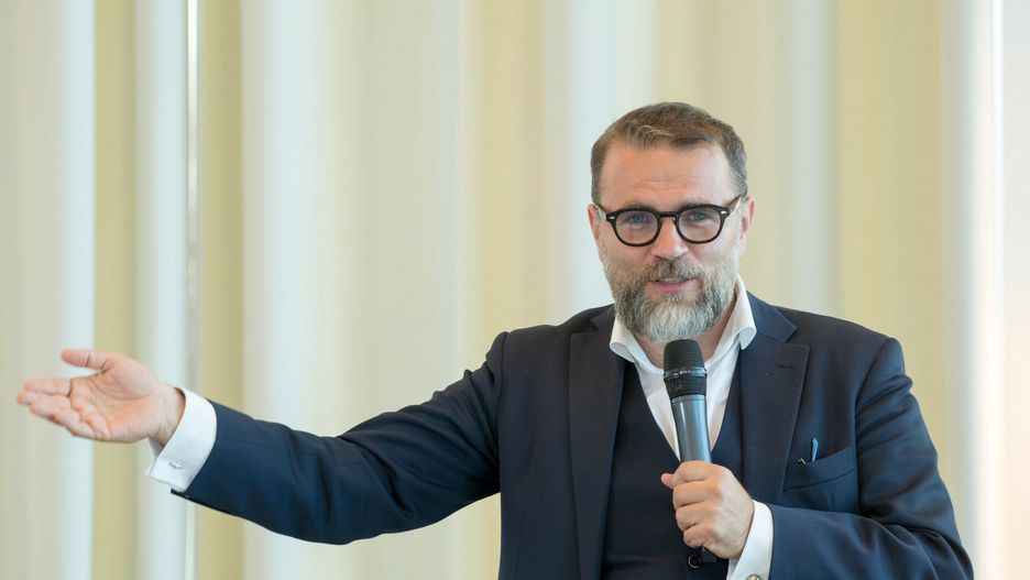 Jacek Bartosiak to prawnik oraz ekspert w dziedzinie stosunków międzynarodowych. W przeszłości krótko pełnił funkcję prezesa Centralnego Portu Komunikacyjnego. Dziś znany jest głównie jako autor poczytnych książek poświęconych wojnie i rywalizacji mocarstw