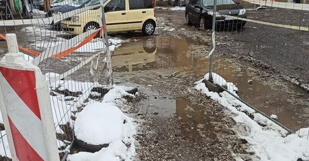 Zamiast chodnikiem idą przez błoto i kałuże. Piesi skarżą się na utrudnienia w rejonie dworca