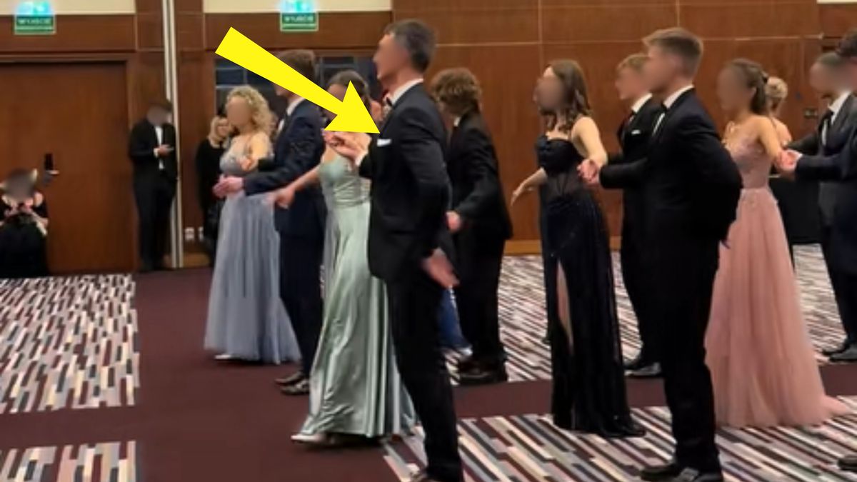 Polonez w Gdańsku. Wszyscy patrzą na dyrektora.