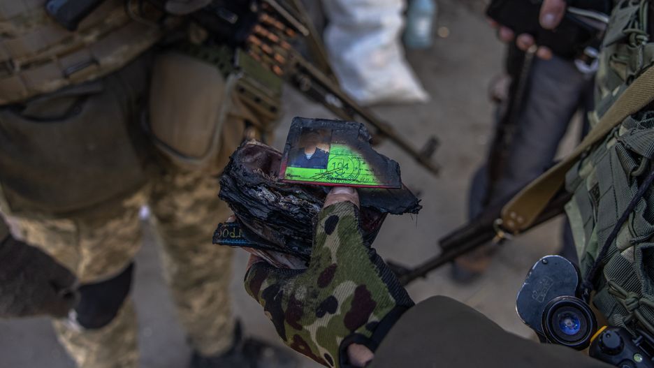 epa09815776 A Ukrainian soldier shows the burned documents of a Russian soldier, at the checkpoint, at the frontline in Irpin town, Kyiv (Kiev) region, Ukraine, 10 March 2022. Thousands of residents are feeling Irpin and Bucha, as well as other settlements near Kyiv which were the most affected by the Russian army invasion.  EPA/ROMAN PILIPEY Dostawca: PAP/EPA.