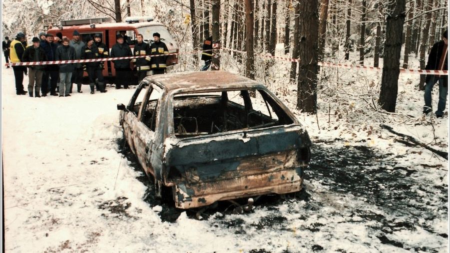 Zwłoki znaleziono 18 lat temu w spalonym samochodzie, w lesie. 