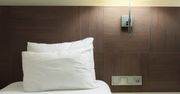 Tak sprawdzisz, czy w hotelu nie ma ukrytych kamer. Każdy powinien znać ten trik