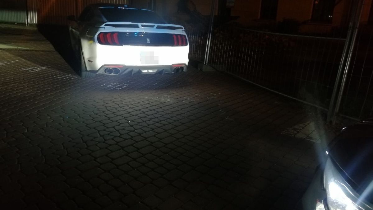 Ford Mustang zatrzymany przez policję za zbyt głośny wydech - 110 dB